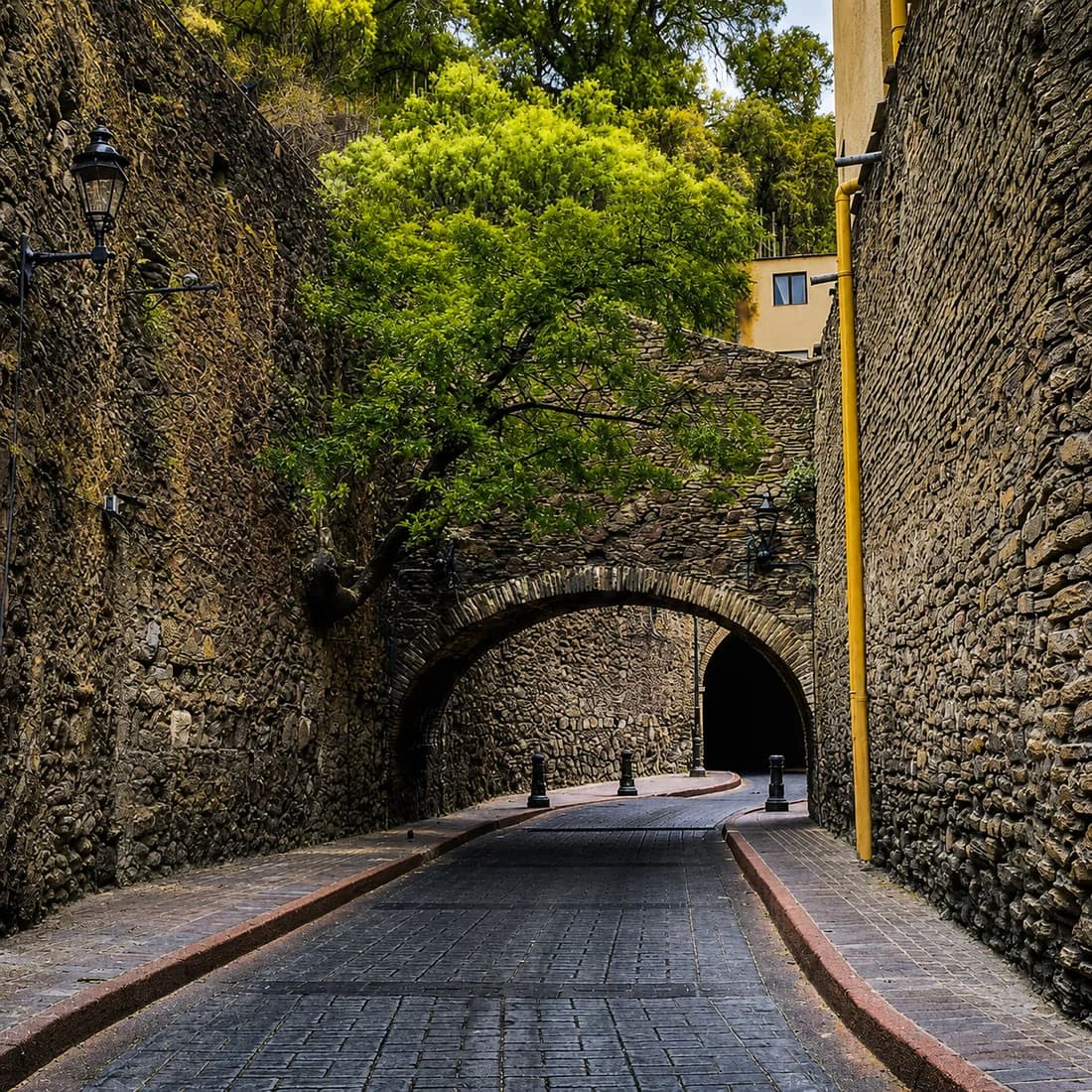 Callejón de cantera en Guanajuato con atmósfera sobria para contacto inmobiliario