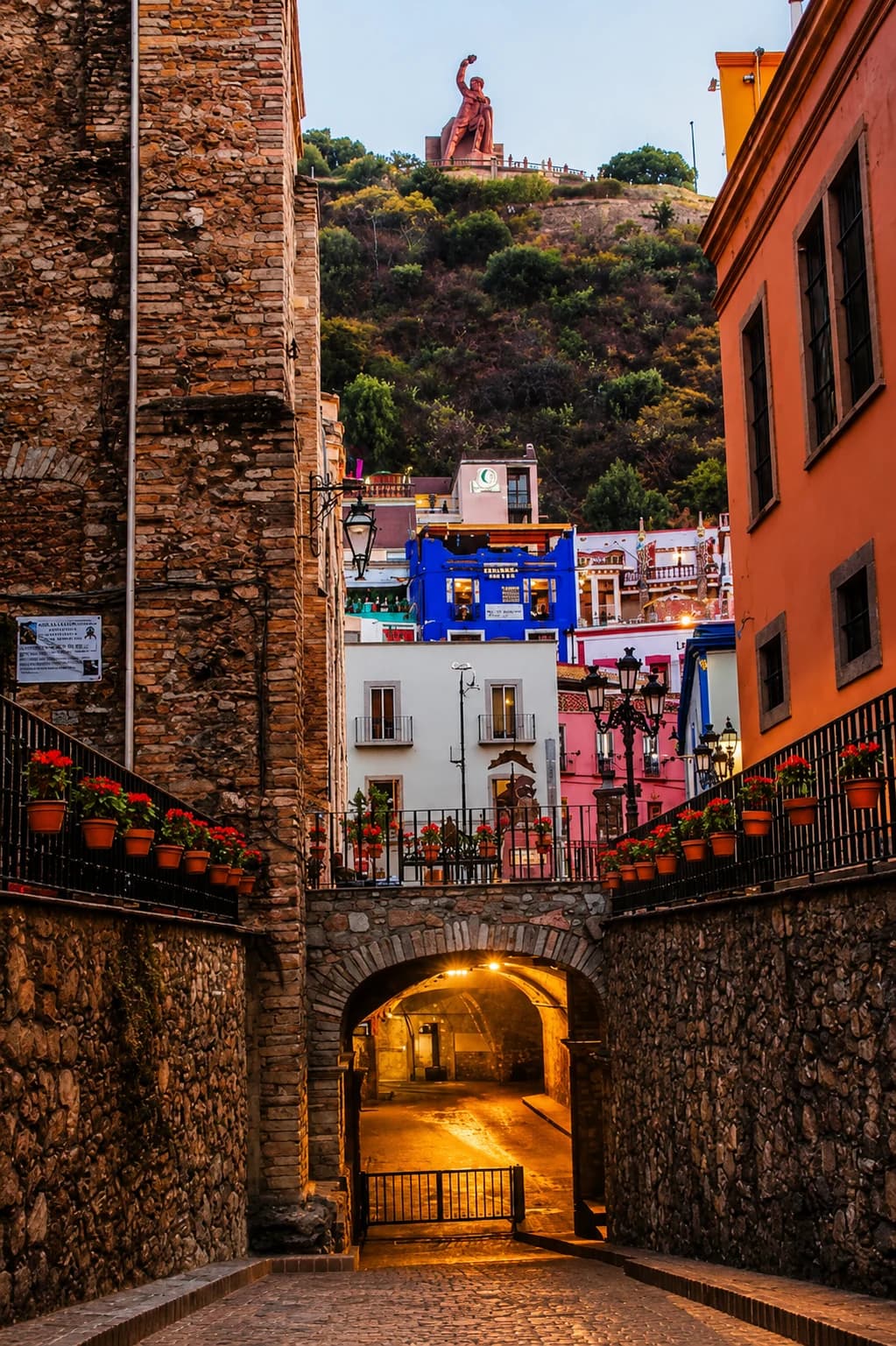 Vista vertical de Guanajuato con el Pípila para estrategia de venta patrimonial